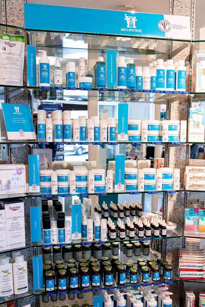 Regal bestückt mit Kosmetik der Amts-Apotheke im Verkaufsraum
