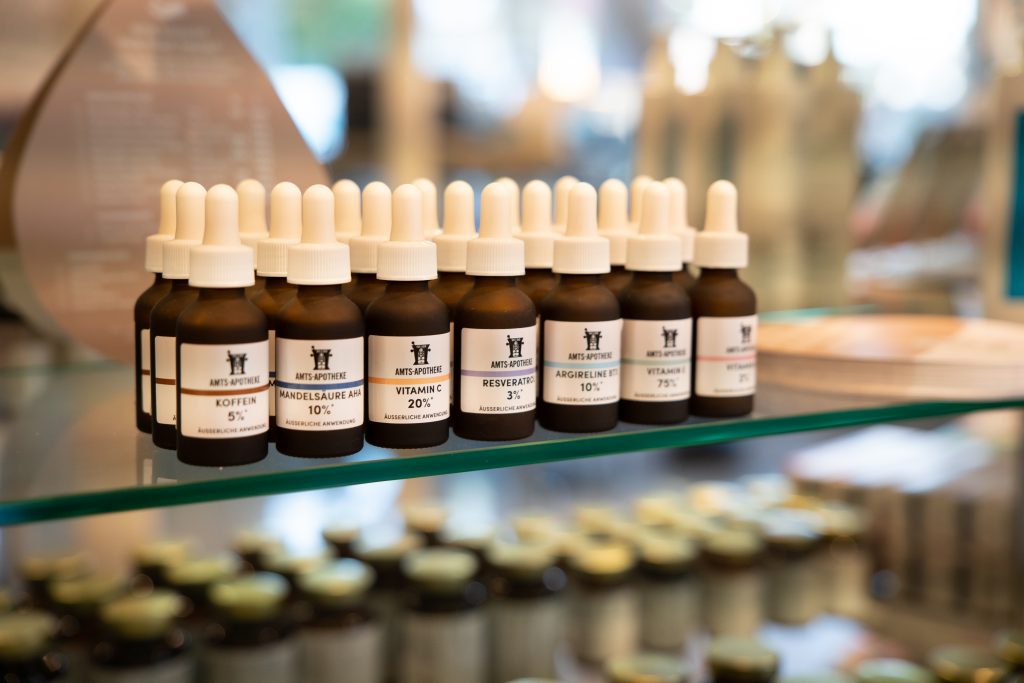 Regal mit Fläschchen zur äusserlichen Anwendung