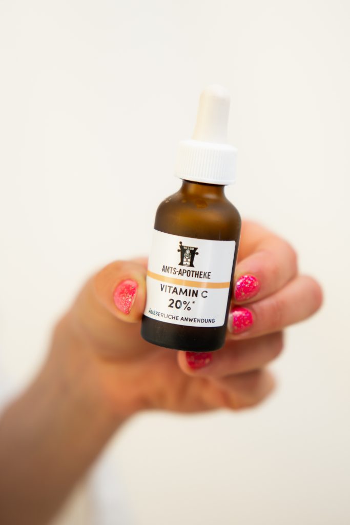 Fläschchen mit Vitamin C Tropfen zur äusserlichen Anwendung