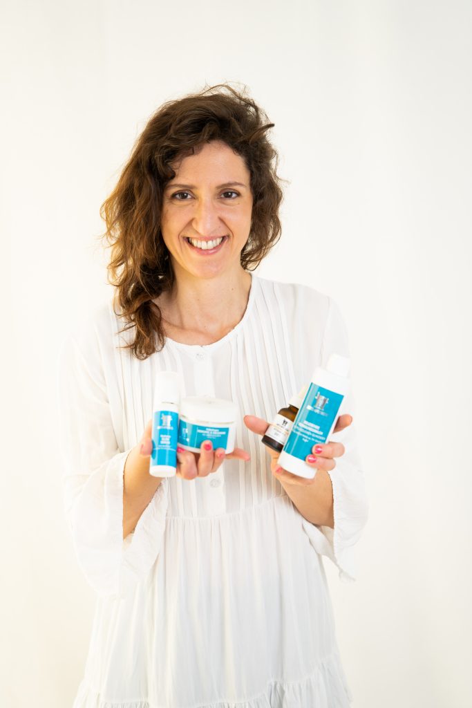 Frau präsentiert verschiedene Kosmetika